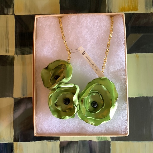 Green floral necklace - Picture 1 of 1